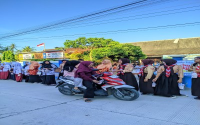 Ramadan Berkah, SMP Negeri 1 Bantarsari Gelar Kegiatan Berbagi Takjil Bersama Guru dan Siswa